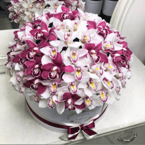 Hat box with flowers 'Dawn in the garden'