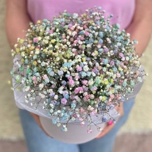 Hat box with flowers 'Rainbow gypsophila in a box'