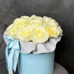 25 white roses in a box