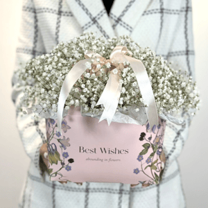 Шляпная коробка с цветами «Шелковая простынь» из гипсофил