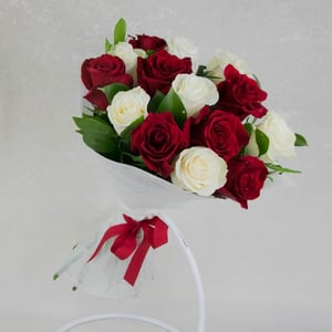 Mazzo 'Rose rosse e bianche'