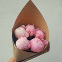 Blumenstrauß '5 peonies in craft packaging'