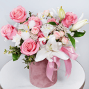 Hat box with flowers 'Royal Elegy'