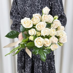 Un bouquet de 5 roses buissonnantes couleur crème