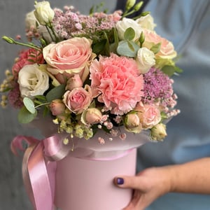 Hat box with flowers 'From the bottom of my heart'