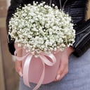 Hat box with flowers 'White gypsophila in a box'