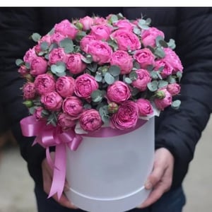 Hat box with flowers 'Box with peony roses Misty'