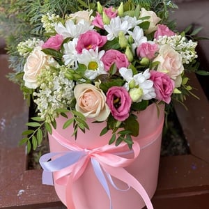 Hat box with flowers 'Darling'