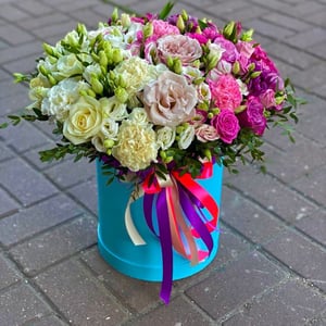 Hat box with flowers 'Bright colors'