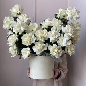 Hat box with flowers '23 French roses'