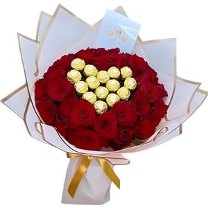 Ramo de chocolates en corazón y rosas