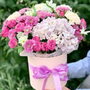 Hat box with flowers 'Bright colors'