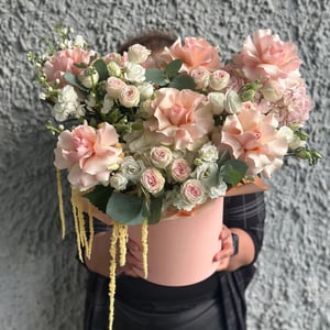 Hat box with flowers 'Milky Way'