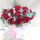 Hat box with flowers 'Flame of passion'