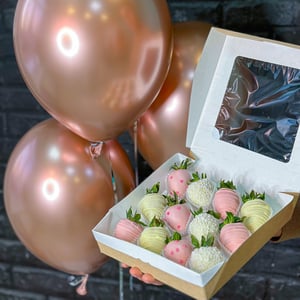 12 strawberries in chocolate and 5 balloons