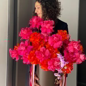 Hat box with flowers 'Michelle'