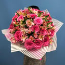 Blumenstrauß 'Bouquet aus üppigen Rosen und Inkalilien'