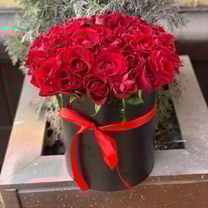 Hat box with flowers 'Solemn occasion'