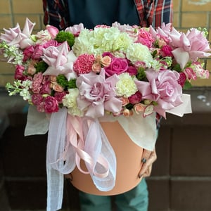 Hat box with flowers 'Celebration'