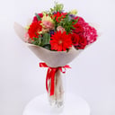 Ramo 'Corazón ardiente: rosas rojas y gerberas'