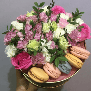 Hat box with flowers 'Flowers in a box'