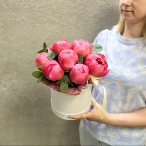 Hat box with flowers 'Fresh peonies Coral in a hatbox'