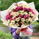 Monobouquet of spray roses