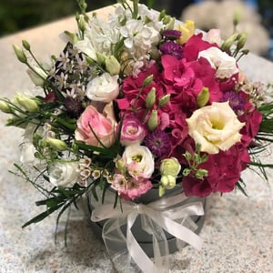 Arrangement 'Summer basket'