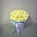 Blumenbox 'White roses in a hatbox'