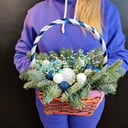 Cesta de flores 'Christmas composition in a blue basket'