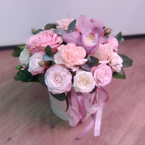 Hat box with flowers 'Flower arrangement "Beautiful day"'