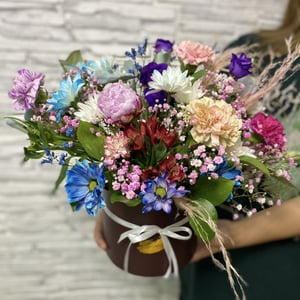 Hat box with flowers 'The joy of the event'