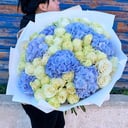 Riesiger Blumenstrauß mit weißer Rose und Hortensie