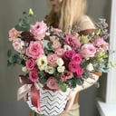 Hat box with flowers 'Berry'