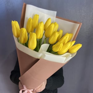 Bouquet of 19 yellow tulips