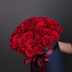 Hat box with flowers 'Rose Freedom in a hatbox'