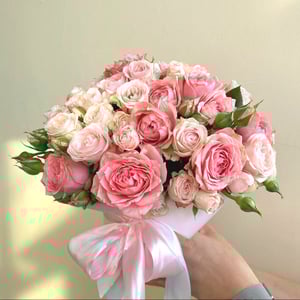 Ramo de rosas ramificadas a peonías
