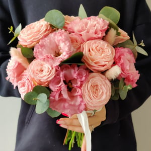 Peony-flowered roses and lisianthus for the bride