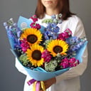 Blumenstrauß aus Sonnenblumen und Matthiola