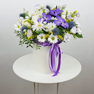 Blumenbox 'Süßer Klang: Hutschachtel mit Orchideen'