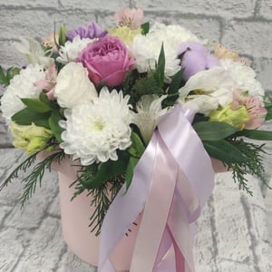 Hat box with flowers 'Flowers for loved ones'