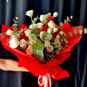 Bouquet 'Red roses and lisianthus'