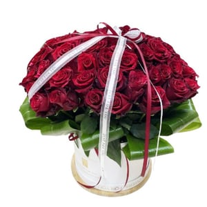 Hat box with flowers '101 roses bouquet in luxury box'