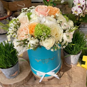 Hat box with flowers 'Sleeping Beauty'