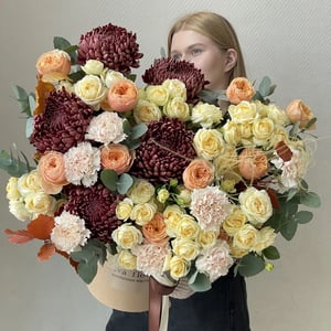 Hat box with flowers 'Fall arrangement with a chrysanthemum'