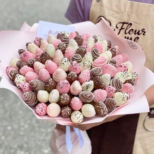 Bouquet of strawberries in chocolate "Montrouge" L