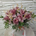 Hat box with flowers 'Coquette'