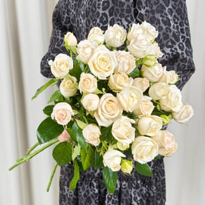 Bouquet of 9 cream-colored shrub roses