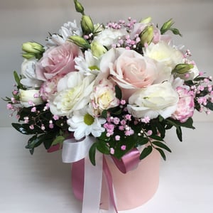 Delicate composition in a hat box