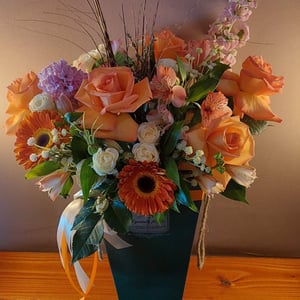 Blumenarrangement in einer Kiste